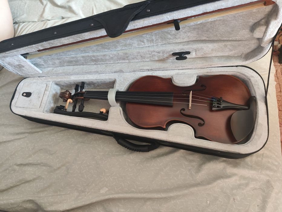 Скрипка в идеальном состоянии,полный набор 4/4