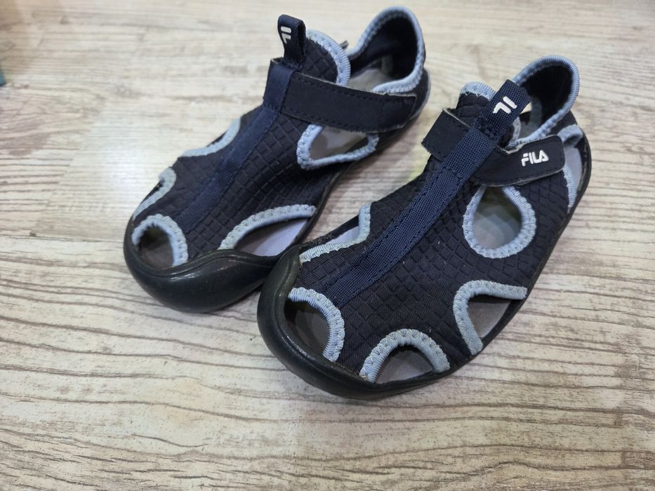 Продавам детски сандали fila