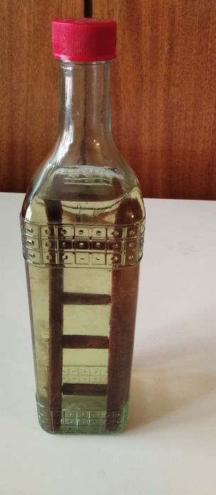 5 стъклени бутилки 0.7л със дървена стълба в тях