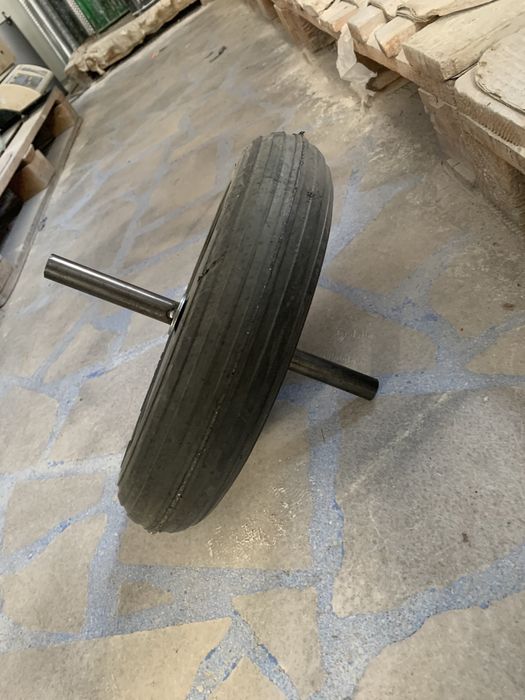 Колело бандажно с ос за строителна количка 335мм