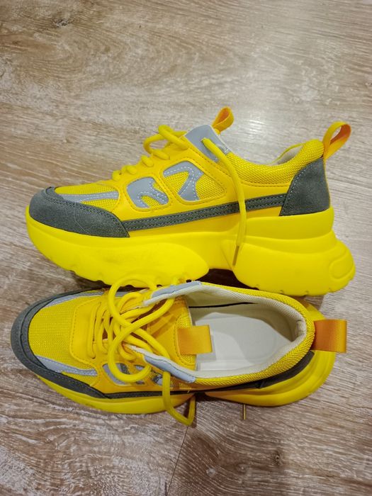 Продам кроссовки 39 р.