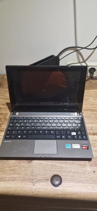 Medion akoya laptop (nu are încărcător)
