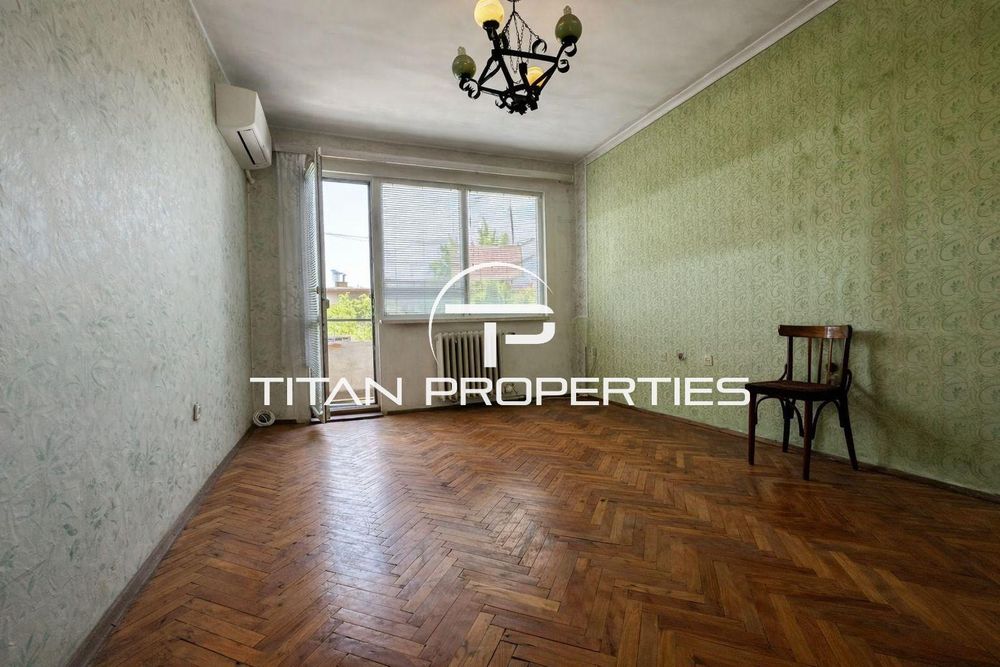 Тристаен апартамент за продажба в Център