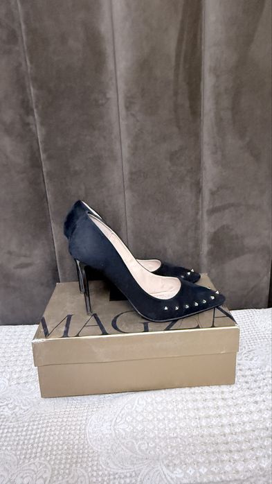 Туфли с шипами черного цвета