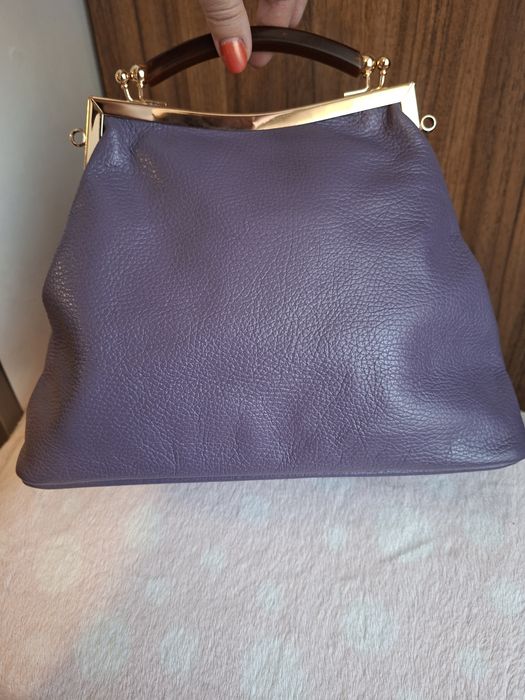 Geantă elegantă damă, mov-lila, cu ramă aurie și mâner rigid – 30×20cm