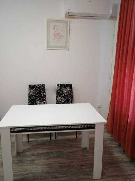 Дава се под наем Двустаен апартамент в Бургас, Център - 70 кв.м за 326.4 € - Снимка #2