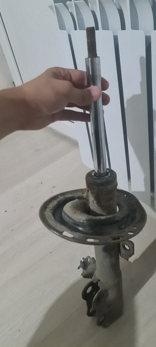Амортизатор на камри.