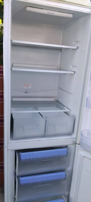 Vînd Combină frigorifică Indesit