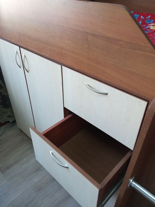 Детская кровать вместе со шкафом