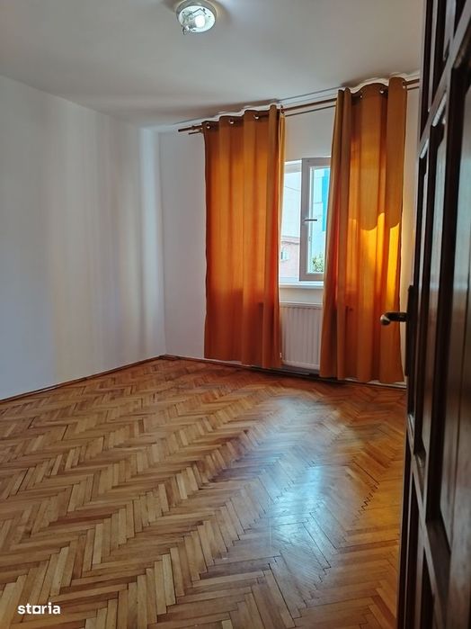 cv 177 G.Cosbuc, apartament 3 camere decomandat, parter inalt + beci