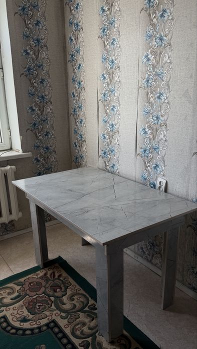 Кухонный стол и стулья