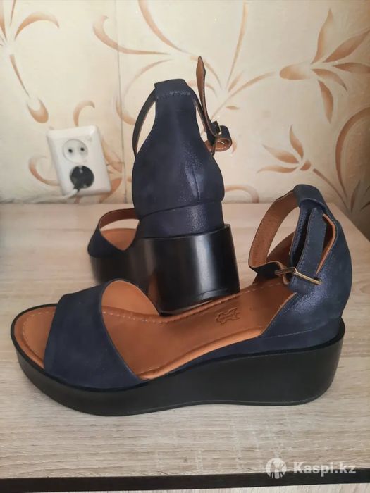 Босоножки новые кожаные
