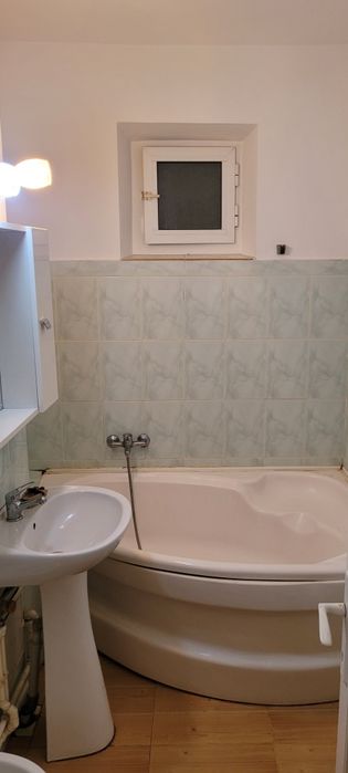 Închiriez apartament!
