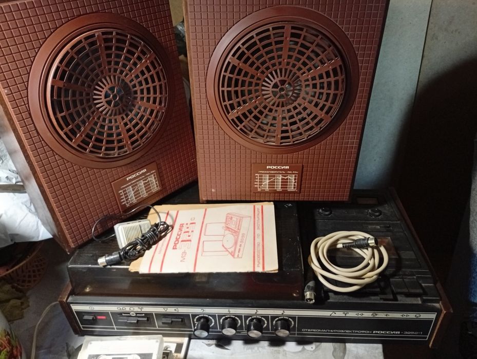 Виниловый проигрыватель плюс магнитофон Стереомагнитоэлектрофон Россия
