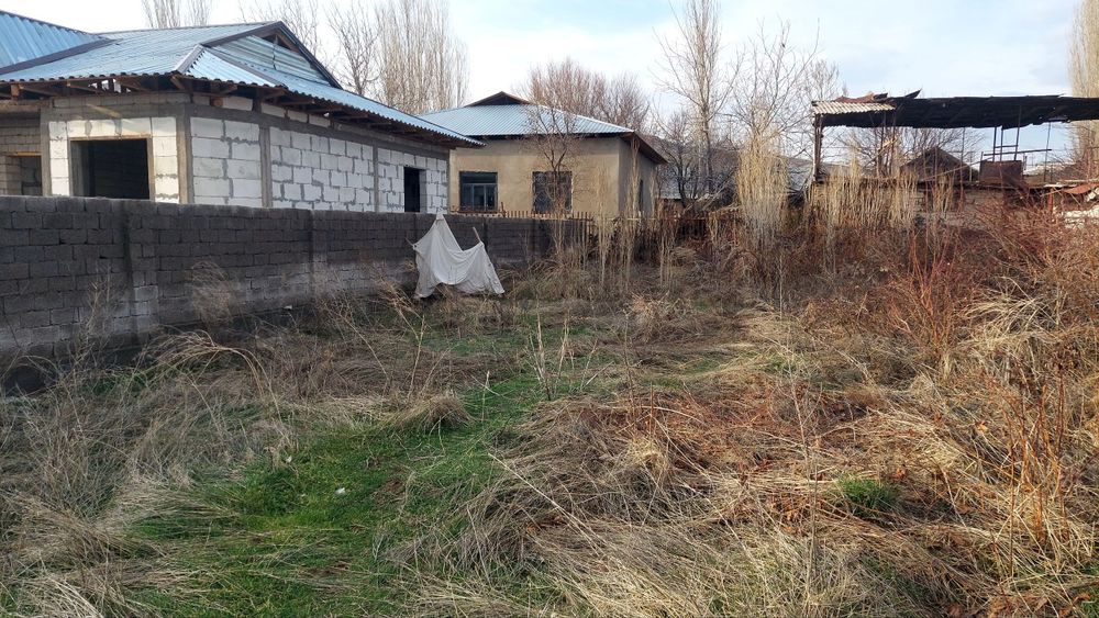 Чирчик Азадбаш 6-сотих ер хисобида сотилади