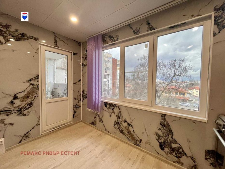 Продава се Тристаен апартамент в Русе, Родина 3 - 92 кв.м за 720 €/кв.м - Снимка #11