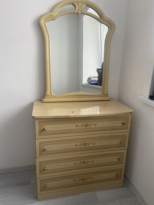 Комод с зеркалом
