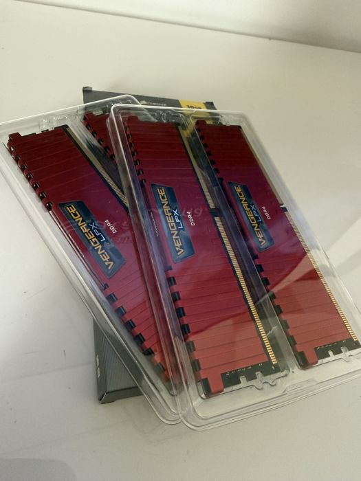 RAM Corsair Vengeance LPX 16GB (4x4GB) DDR4 roșu