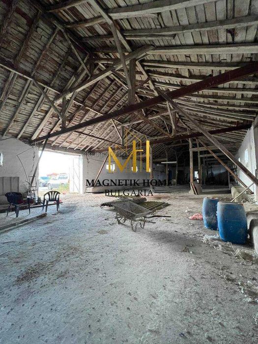 Складова база с товарен вход и частен паркинг в ж.к. Долно Езерово