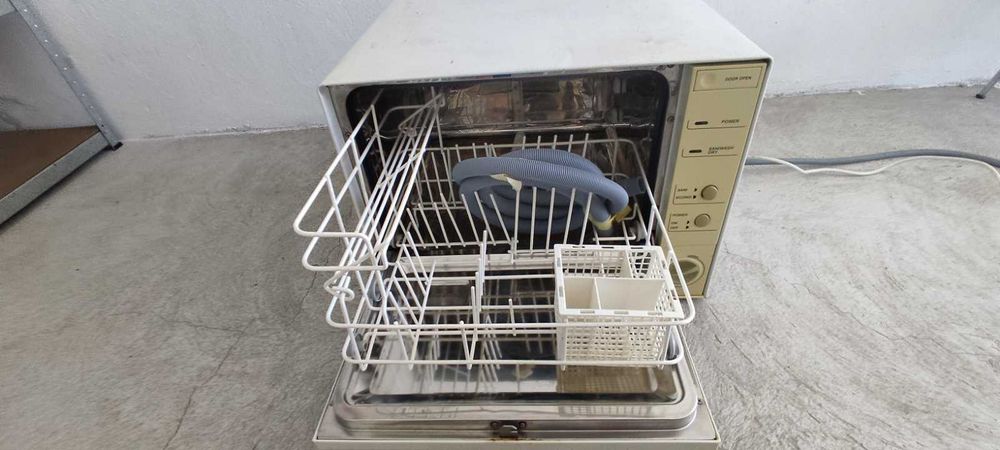 Продавам миялна машина Midea