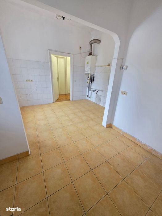 De închiriat apartament 3 camere – Piața 700