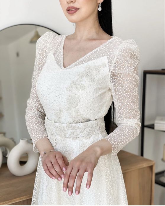 Белое вечернее платье.