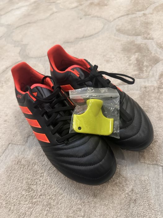 Футбольные бутсы adidas