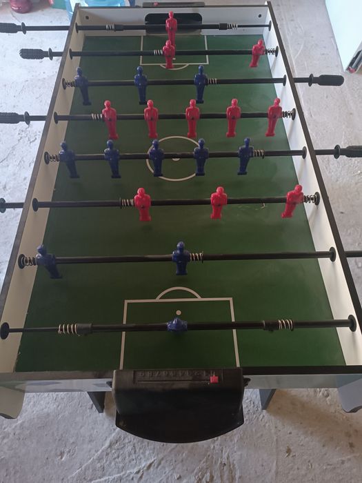 Vand masa de fotbal cu picioare.