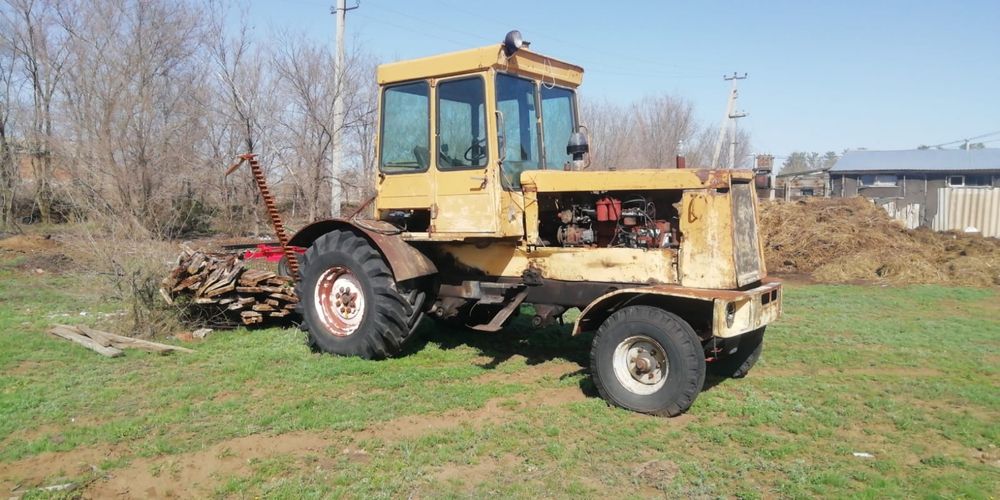 Дт-75 колесный на ходу..