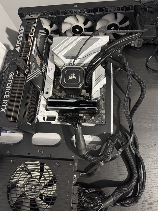 Kit gaming intel 14900k placa de baza asus rog rtx 5070