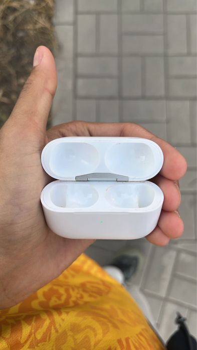 Продам кейс оригинал airpods pro 1