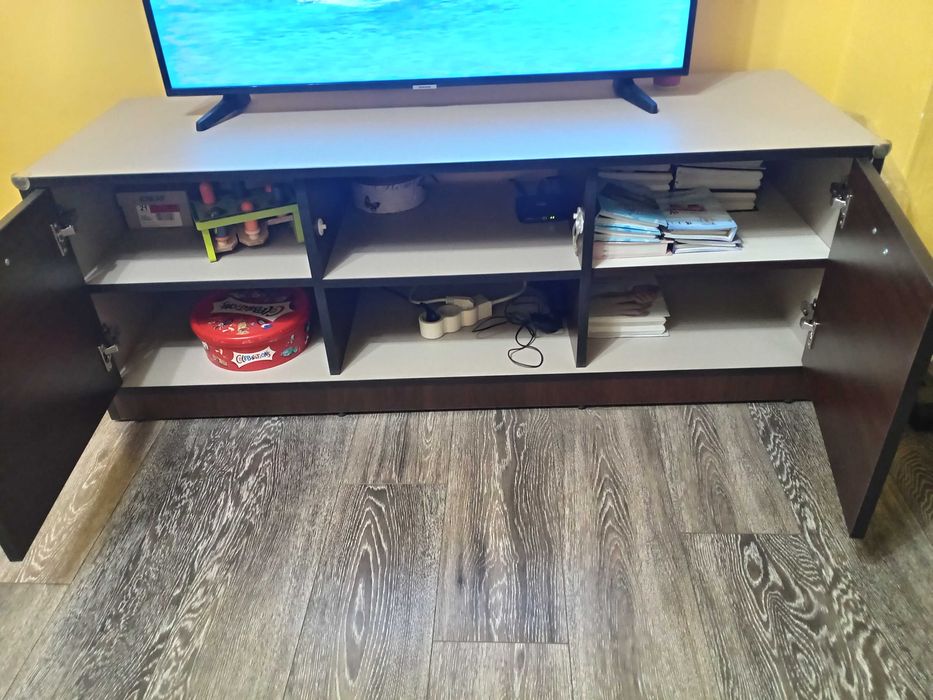 Тв шкаф 138/46/50 материал 18мм,без забележки. Панти с плавно.