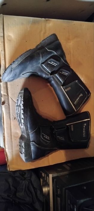 Мотоциклетна екипировка (боти,шлем)