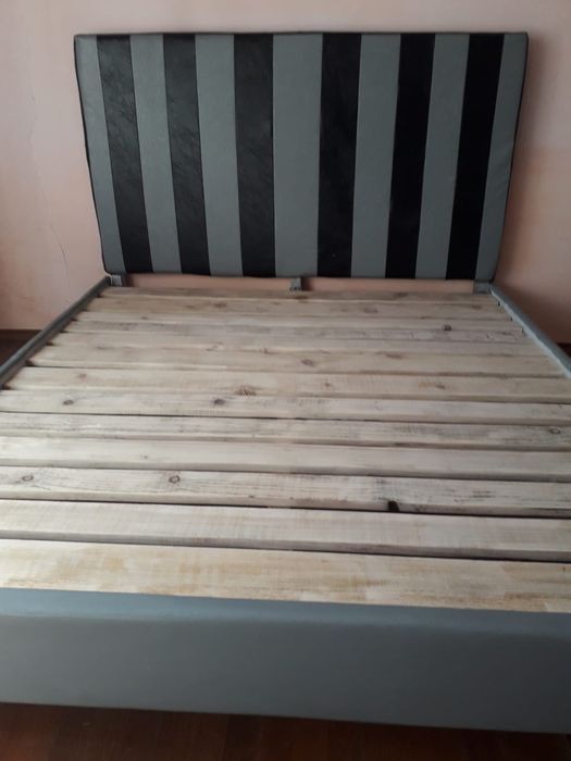 Pat matrimonial din lemn tapitat