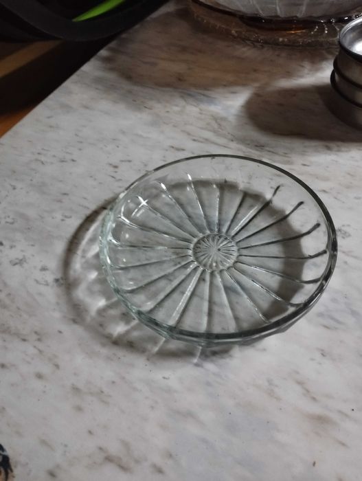 Стъклени чинии и купи