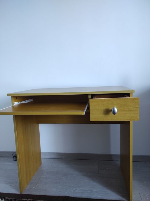 Vand birou mic, fara urme de uzura.