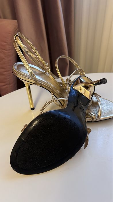 Vand Sandale Zara, marimea 37