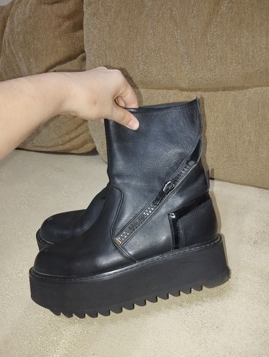 Ботинки очень хорошие в отличном состояни