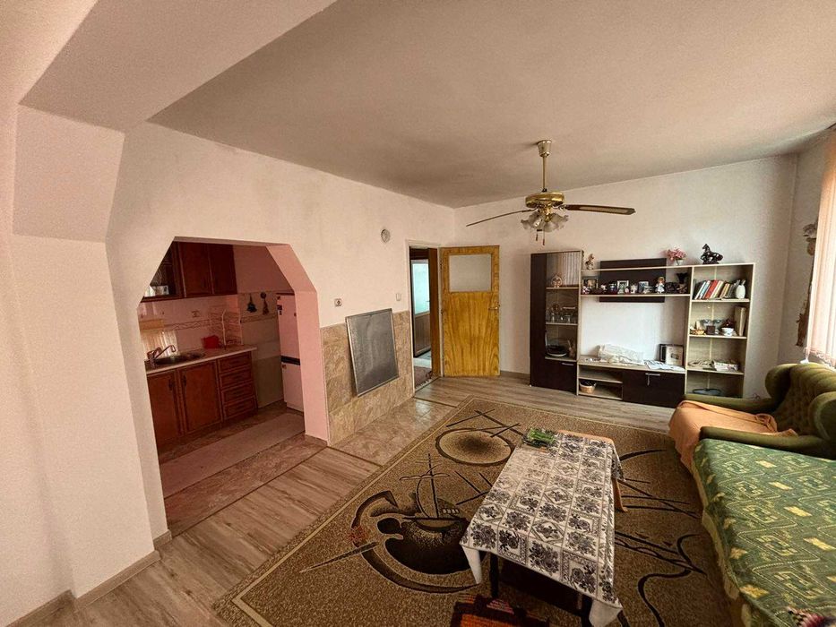 ЕТАЖ от КЪЩА с РЗП 110 кв.м, двор 320 кв.м, град Карлово