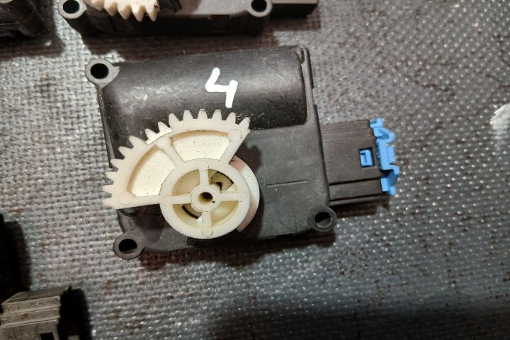 Motoras clapeta aeroterma 0132801369 4F0820511B 0132801369 4F0820511B