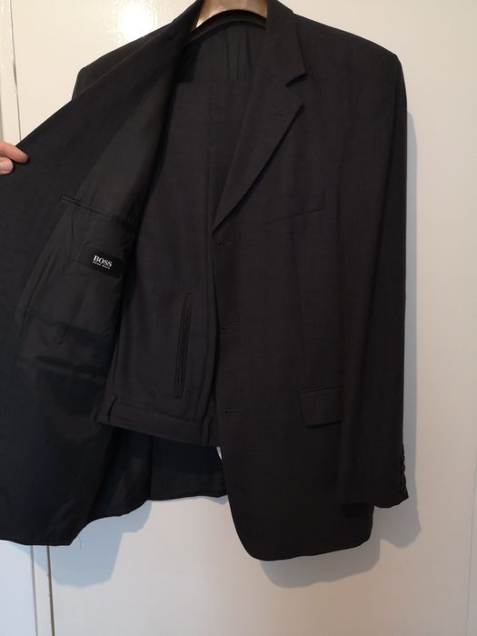 Vând costum mărimea 54 marca BOSS