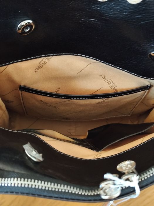 Продавам италианска черна раница от естествена кожа. Нова