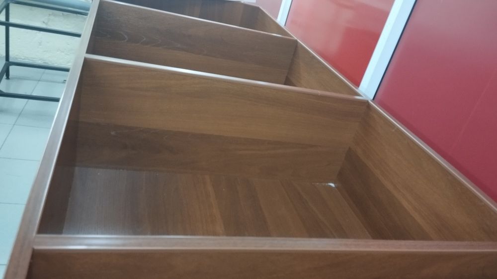 Стол с глубокими делениями