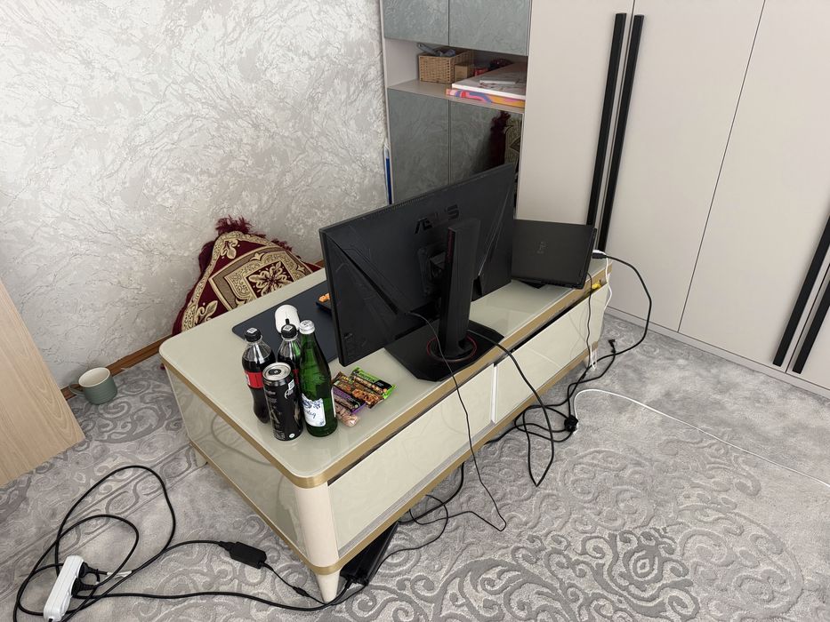 Монитор и клавиатура