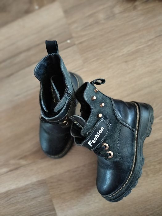 Детская обувь на мальчика и девочку.