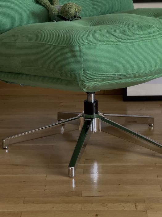 Зеленое кресло вращающее