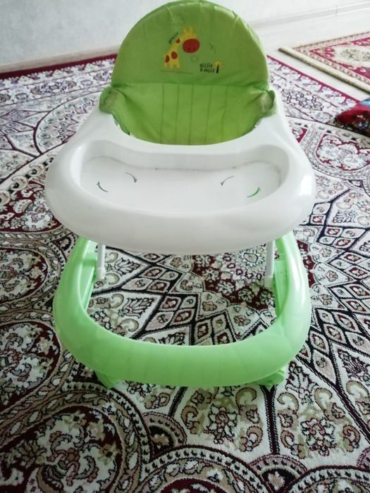 Продам ходунки и детский столик