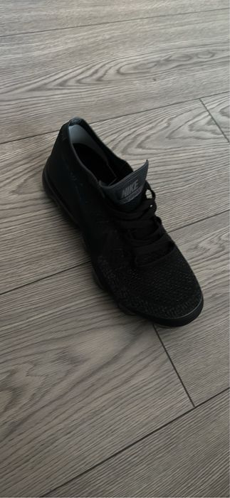 Adidasi noi nike