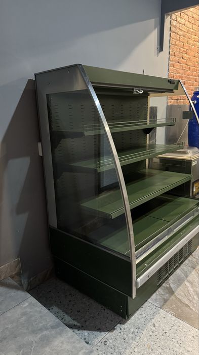Продается витриный холодильник.