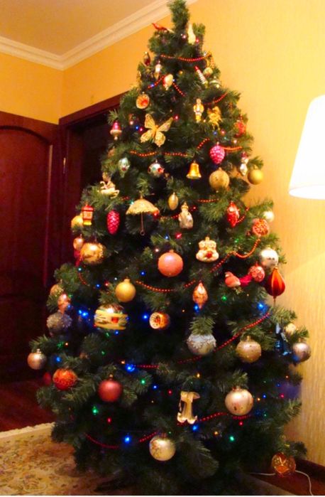 Срочно продам две елки и игрушки